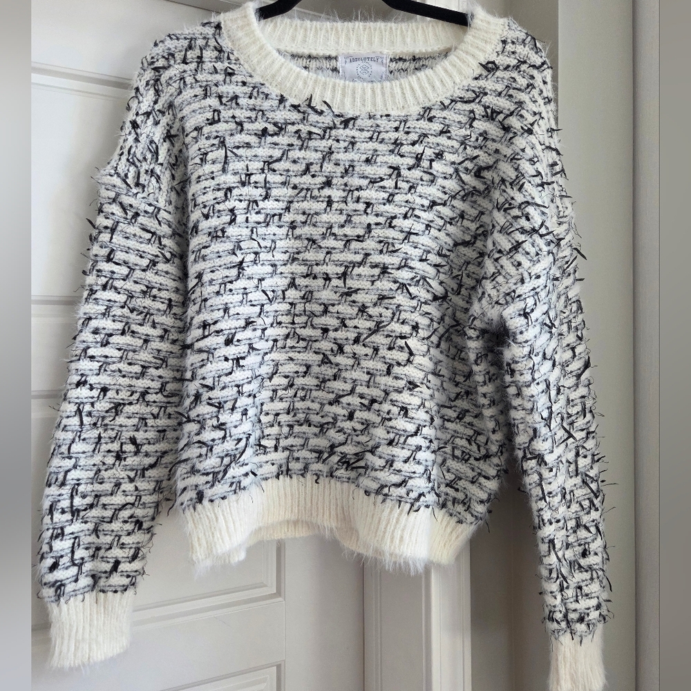 Absolutely NWT Black and White Textured Crew‎ Neck Sweater